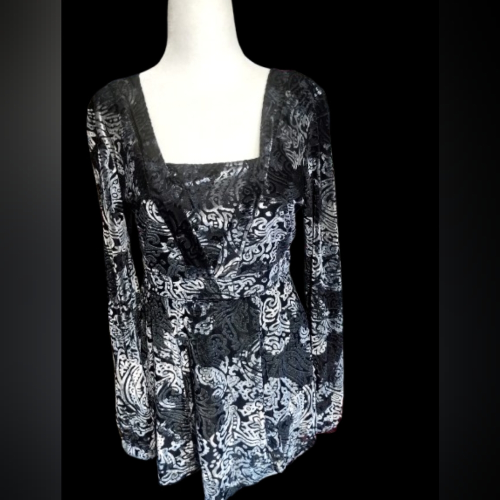 New "NWOT" Nine West Crushed Velvet Lined Long Sleeve Top Medium